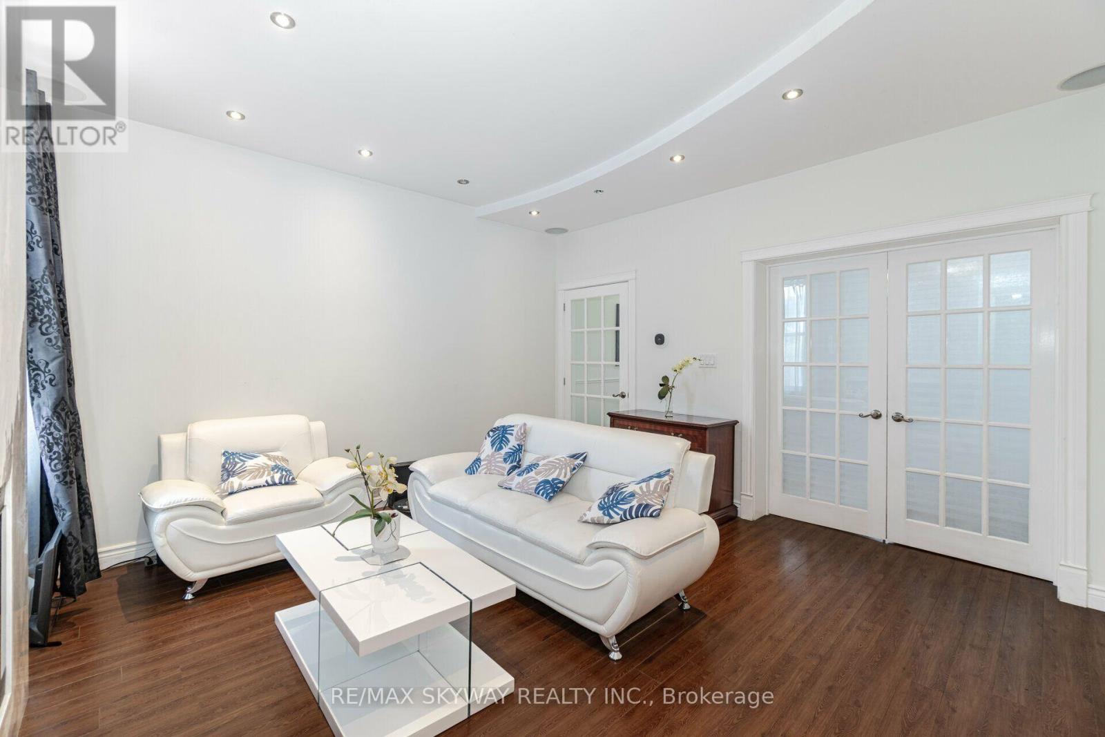 242 East Avenue N Property Photo 6