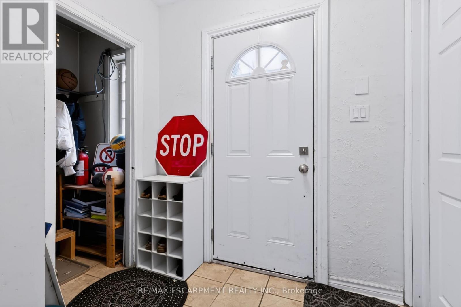 23 Forsyth Avenue S Property Photo 3