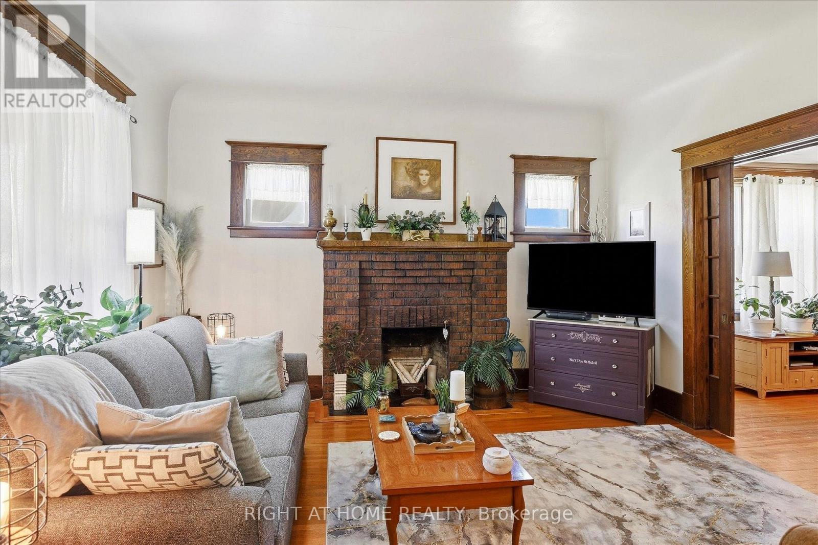 33 Melbourne Street W Property Photo 8