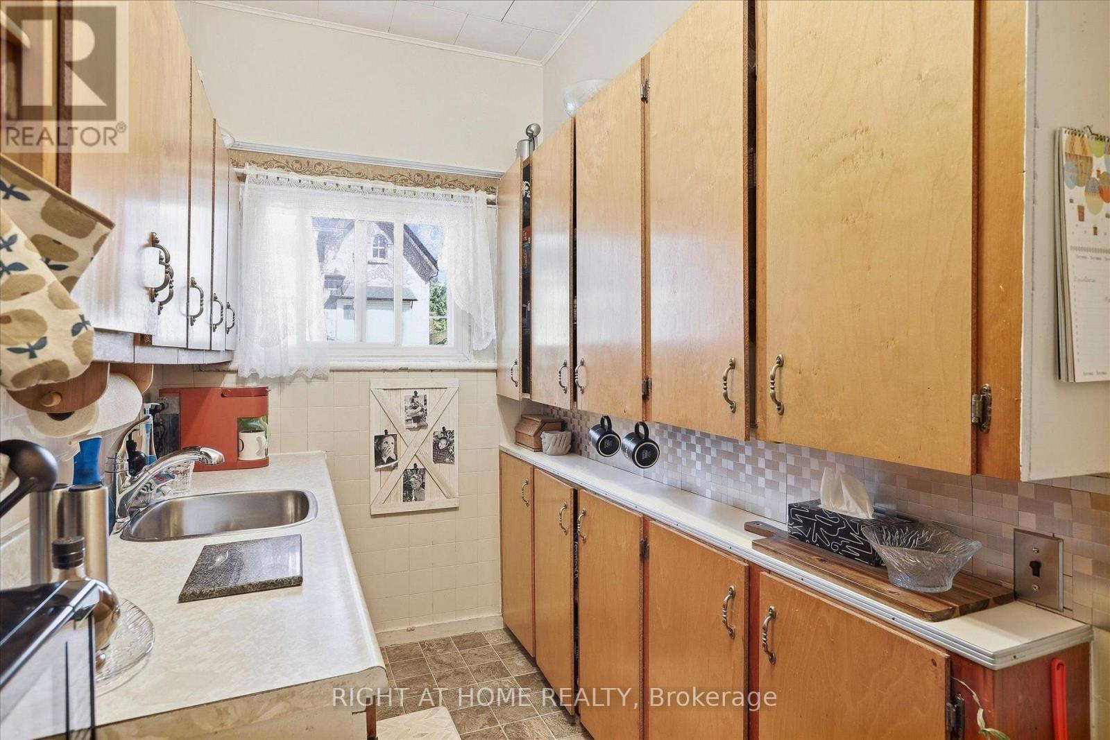 33 Melbourne Street W Property Photo 12