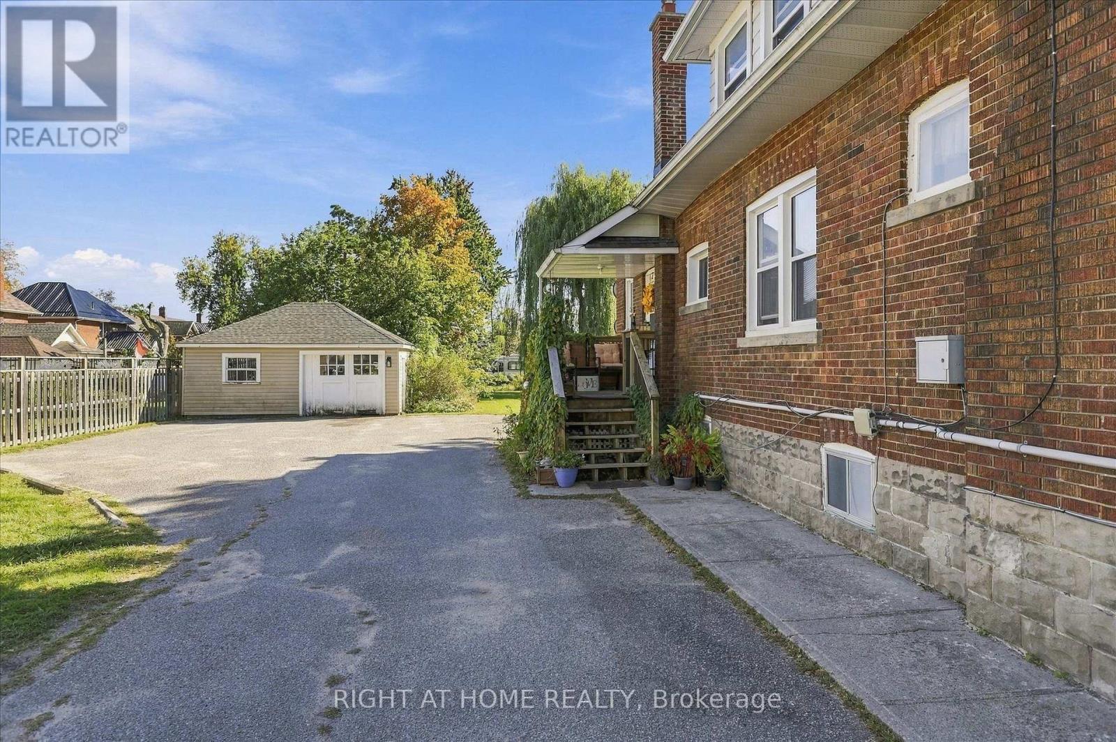 33 Melbourne Street W Property Photo 18