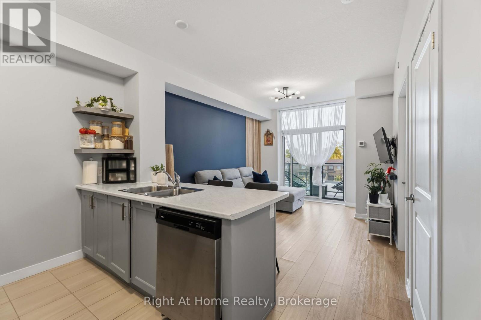 321 - 460 Dundas Street E Property Photo 7