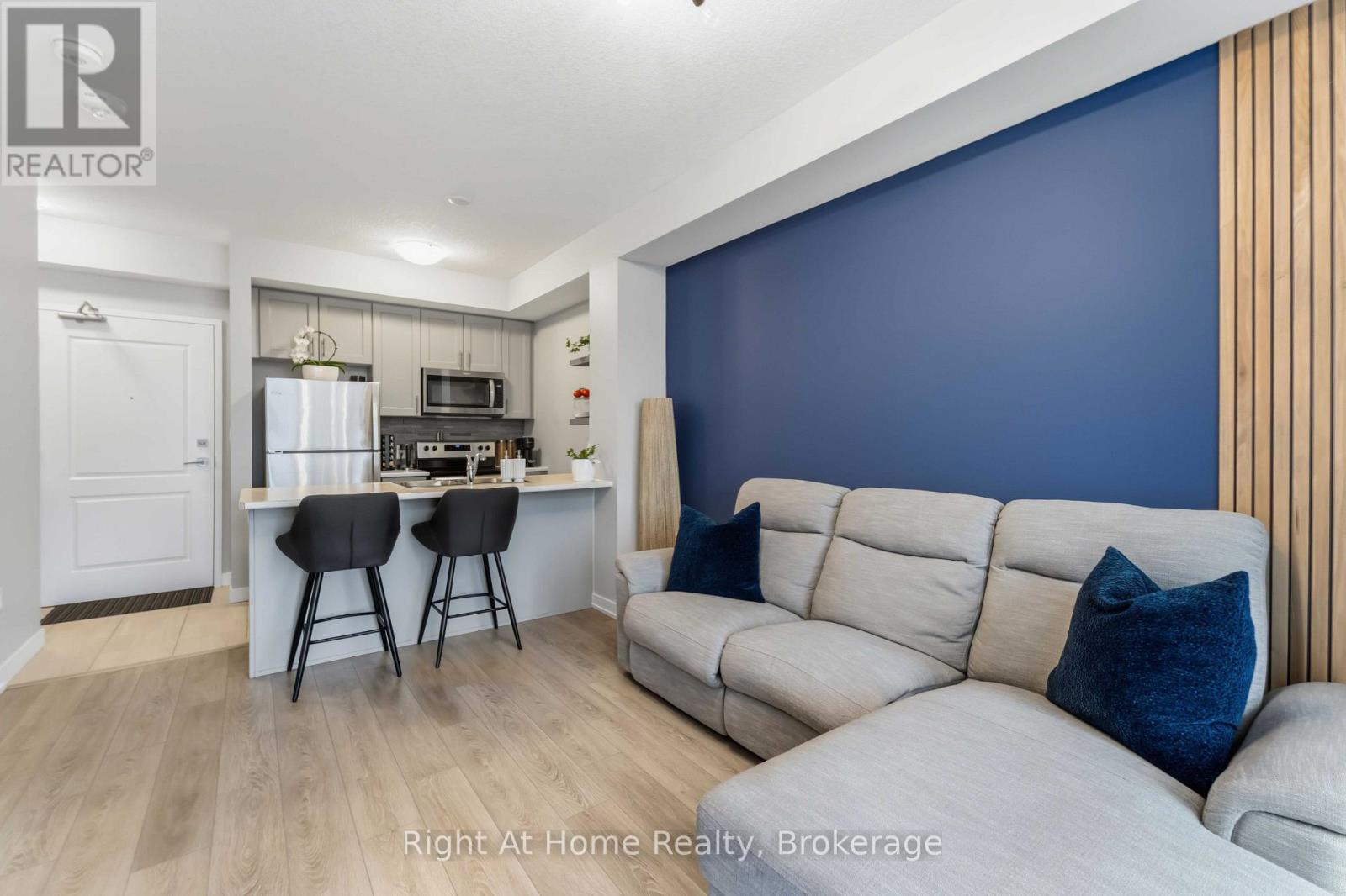 321 - 460 Dundas Street E Property Photo 9