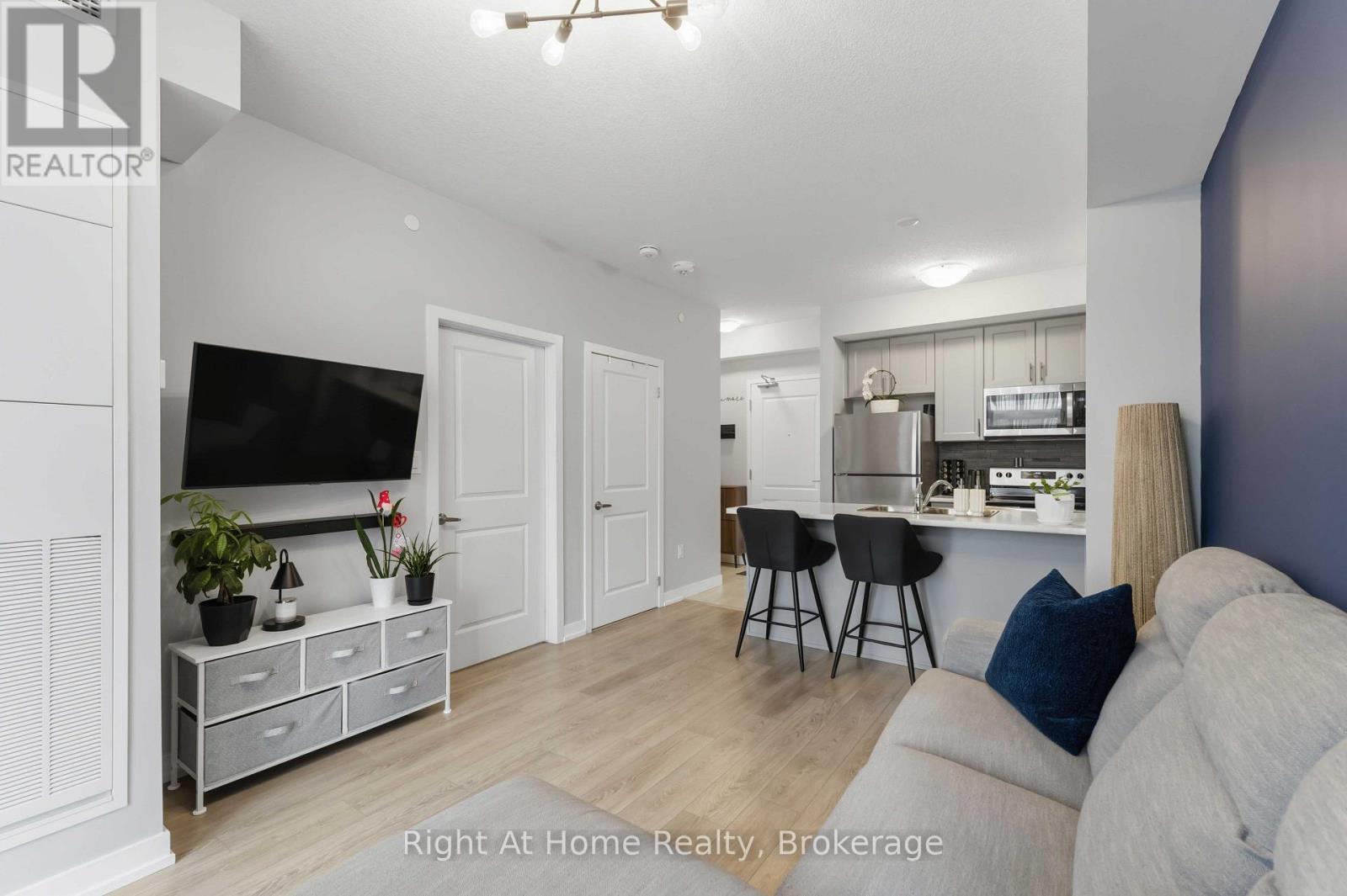 321 - 460 Dundas Street E Property Photo 10
