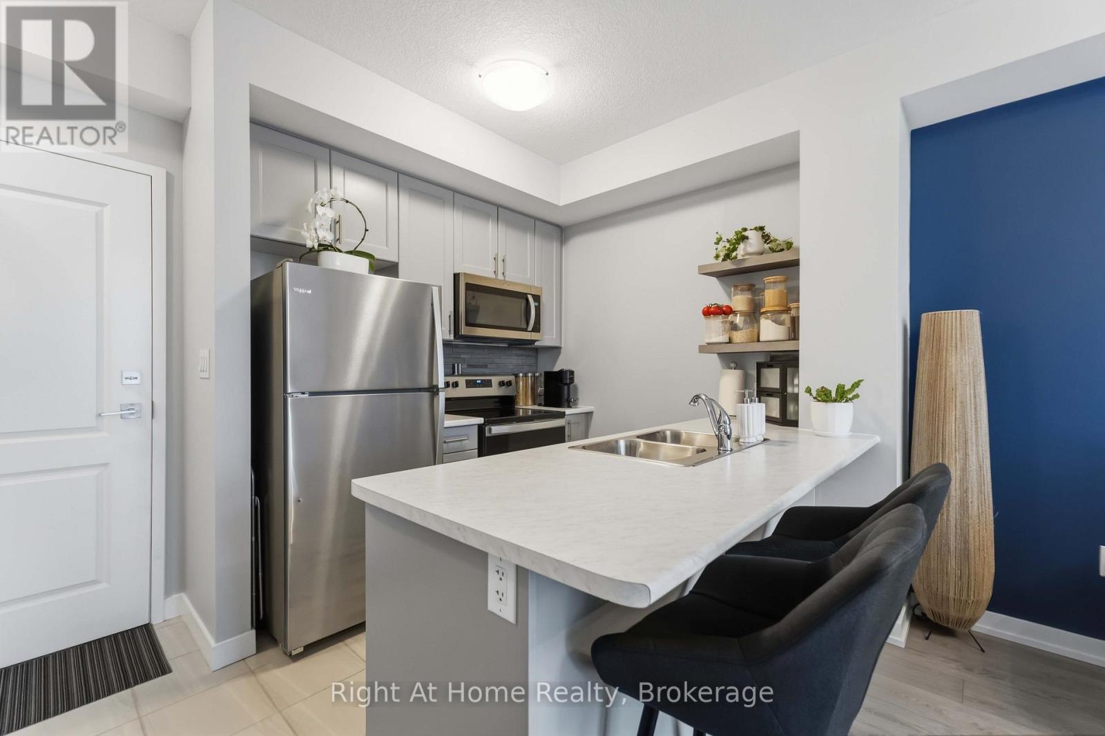 321 - 460 Dundas Street E Property Photo 12