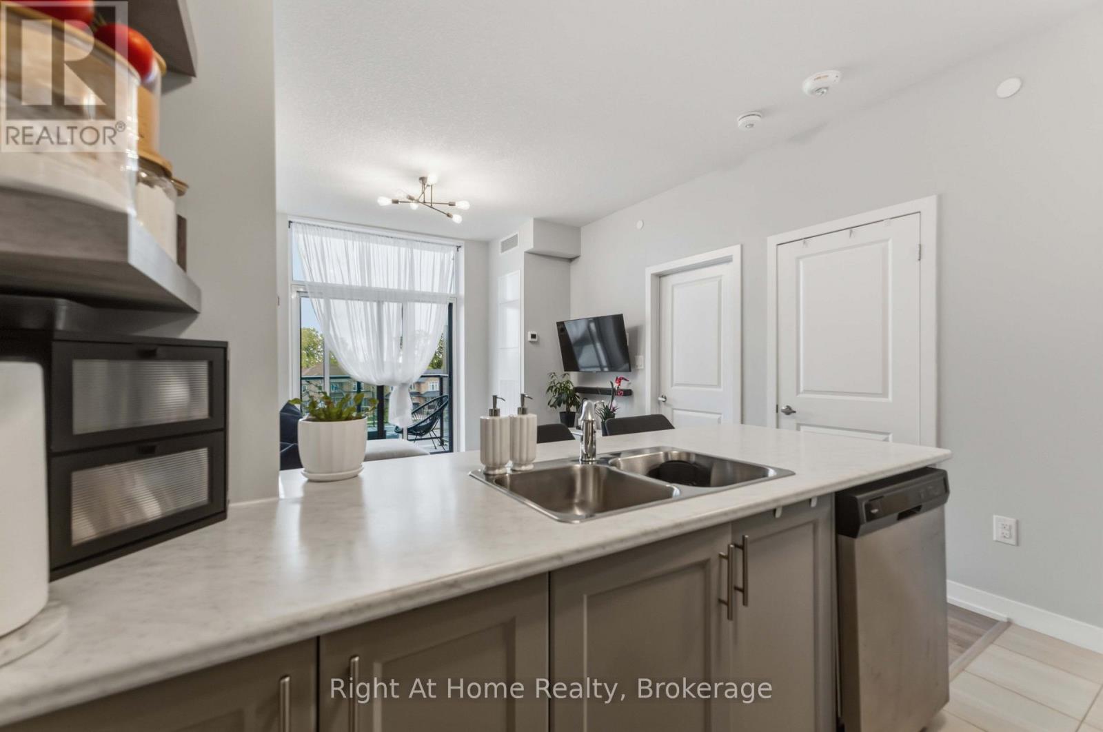 321 - 460 Dundas Street E Property Photo 14