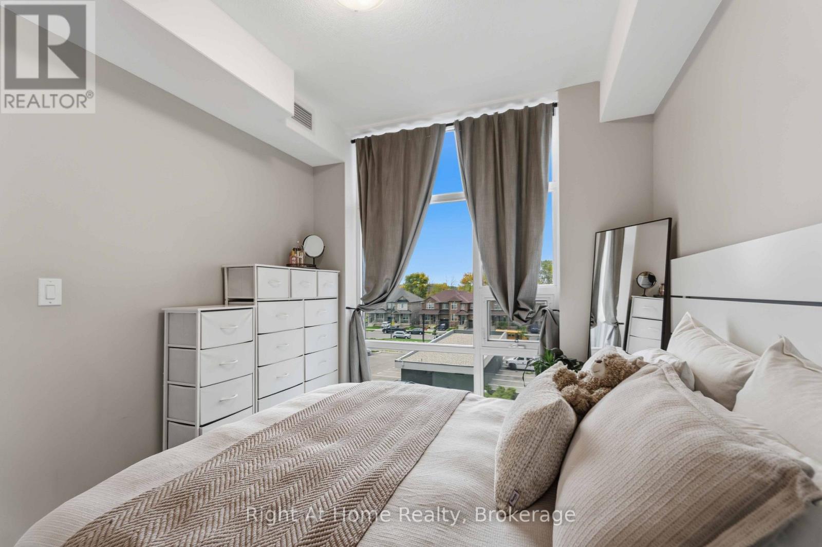 321 - 460 Dundas Street E Property Photo 18