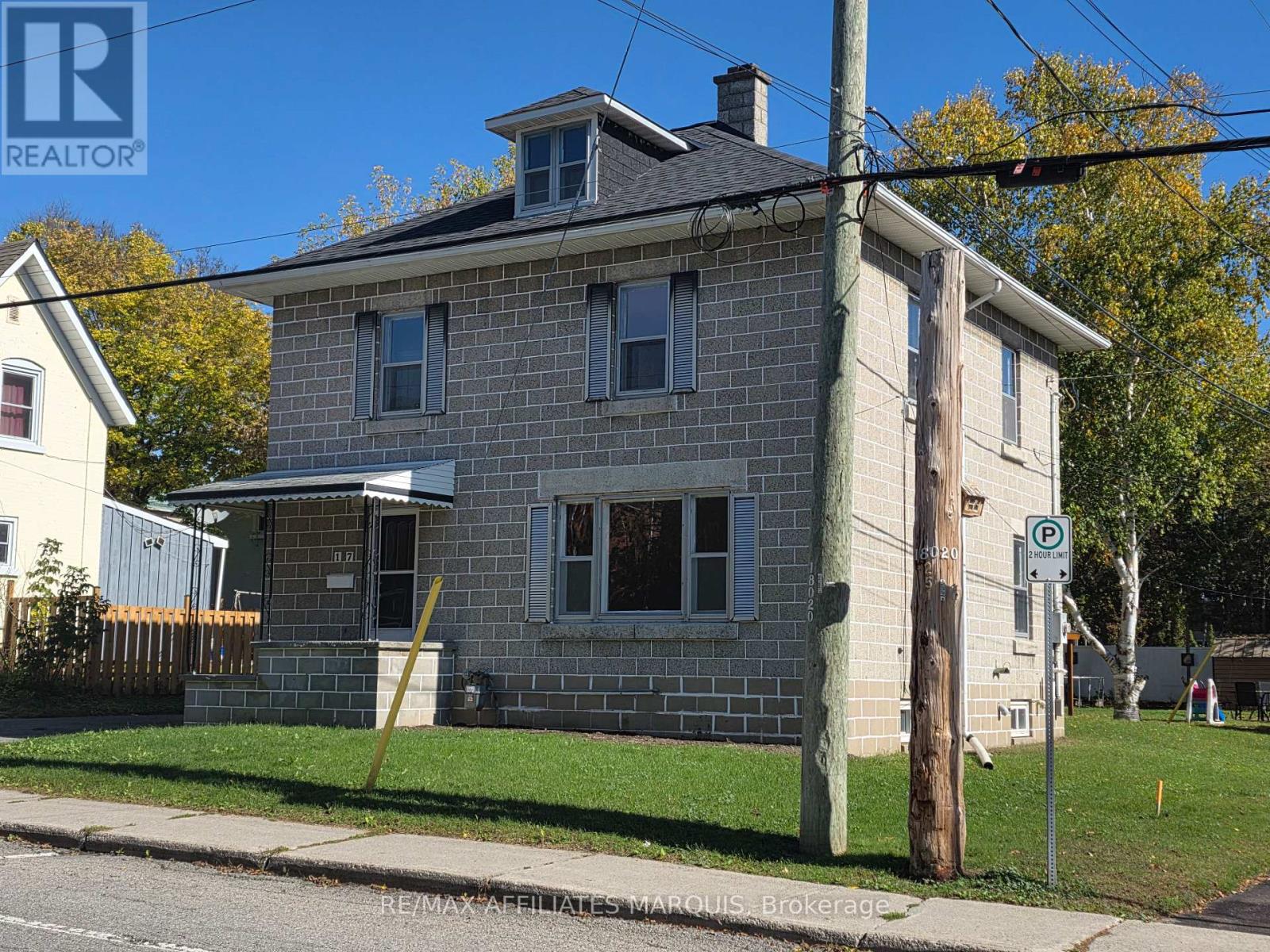 17 Maple Avenue N Property Photo 2