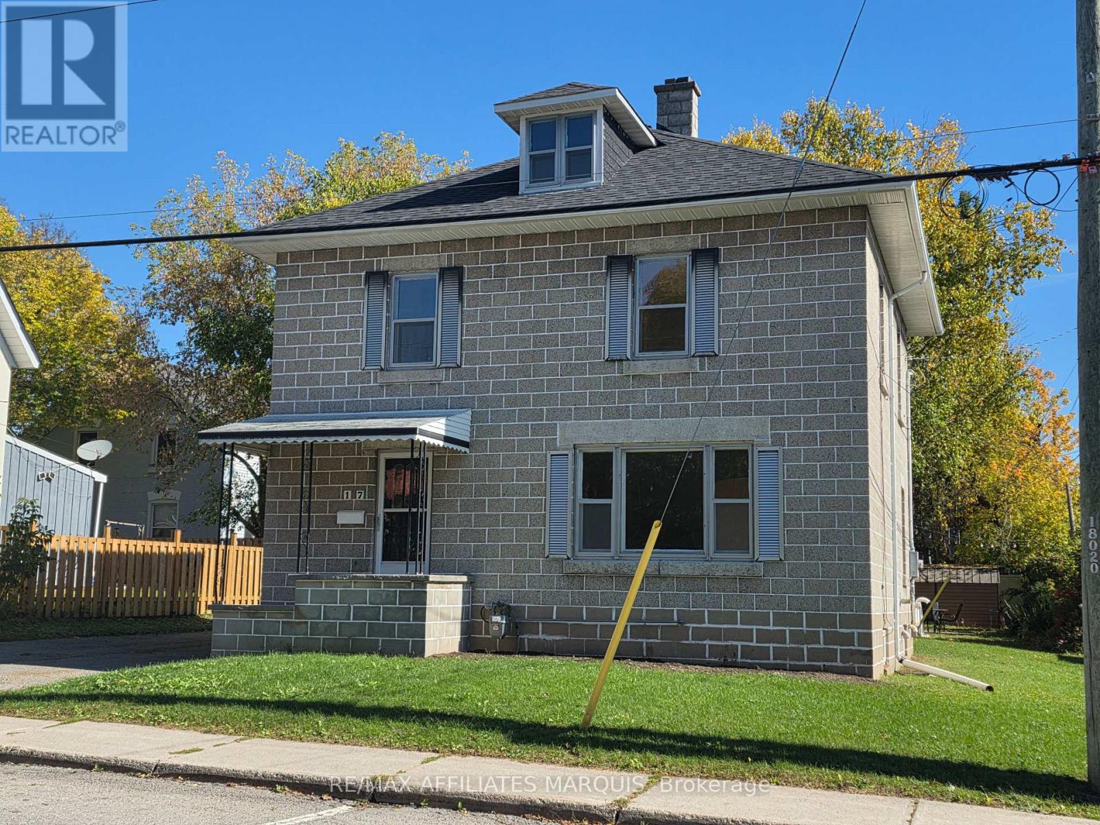 17 Maple Avenue N Property Photo 3