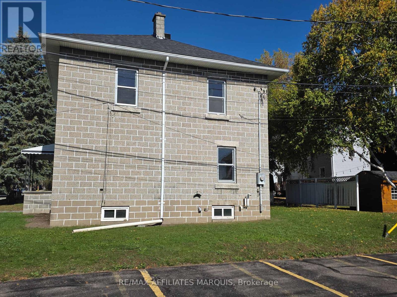17 Maple Avenue N Property Photo 4