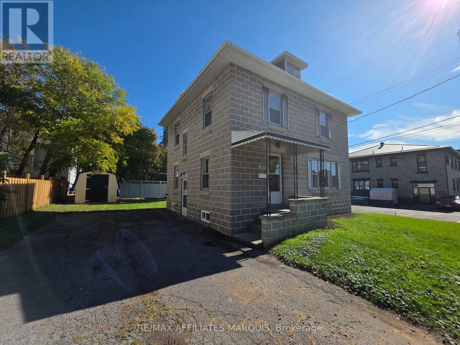 17 Maple Avenue N Property Photo 6