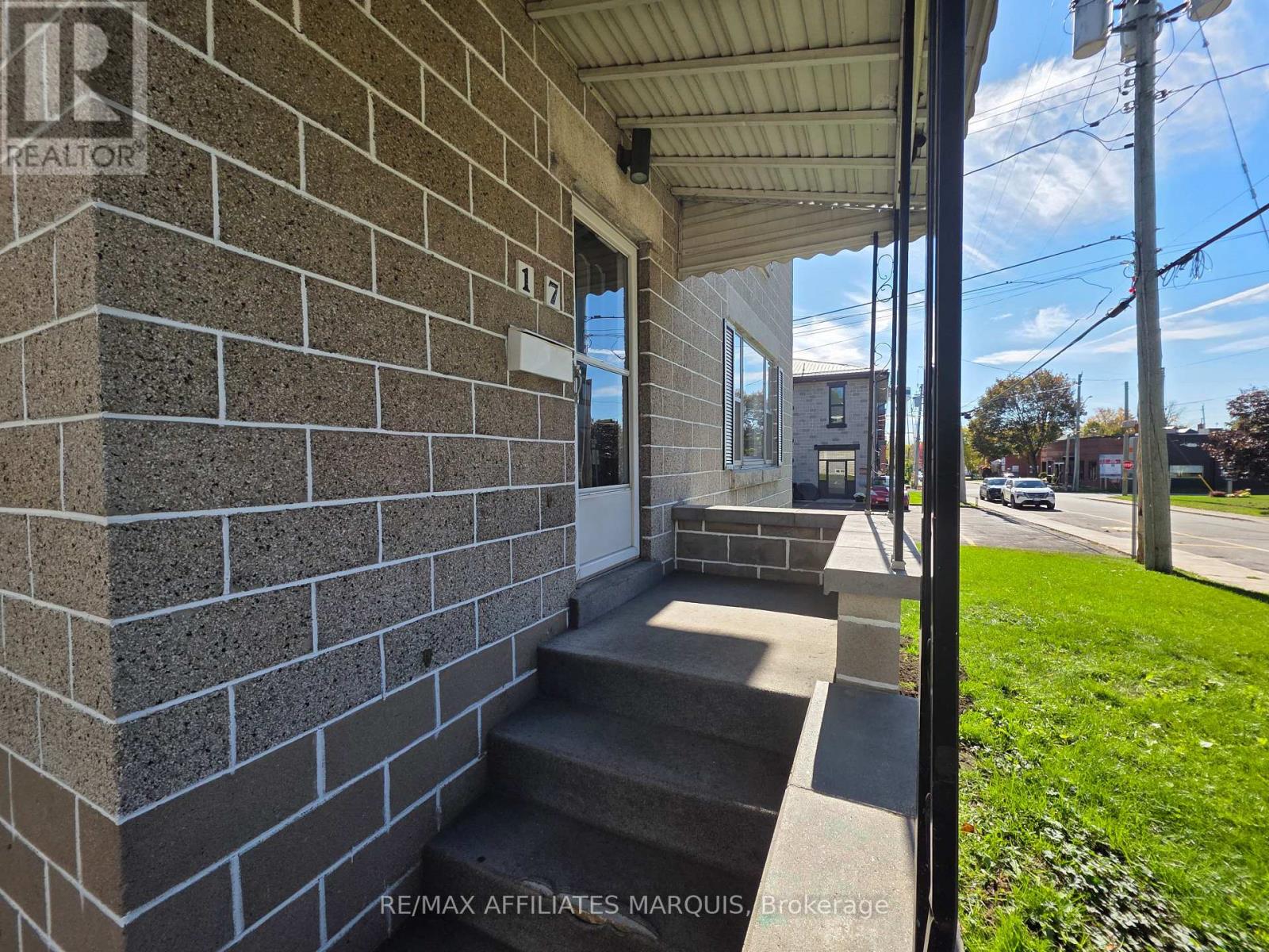 17 Maple Avenue N Property Photo 8