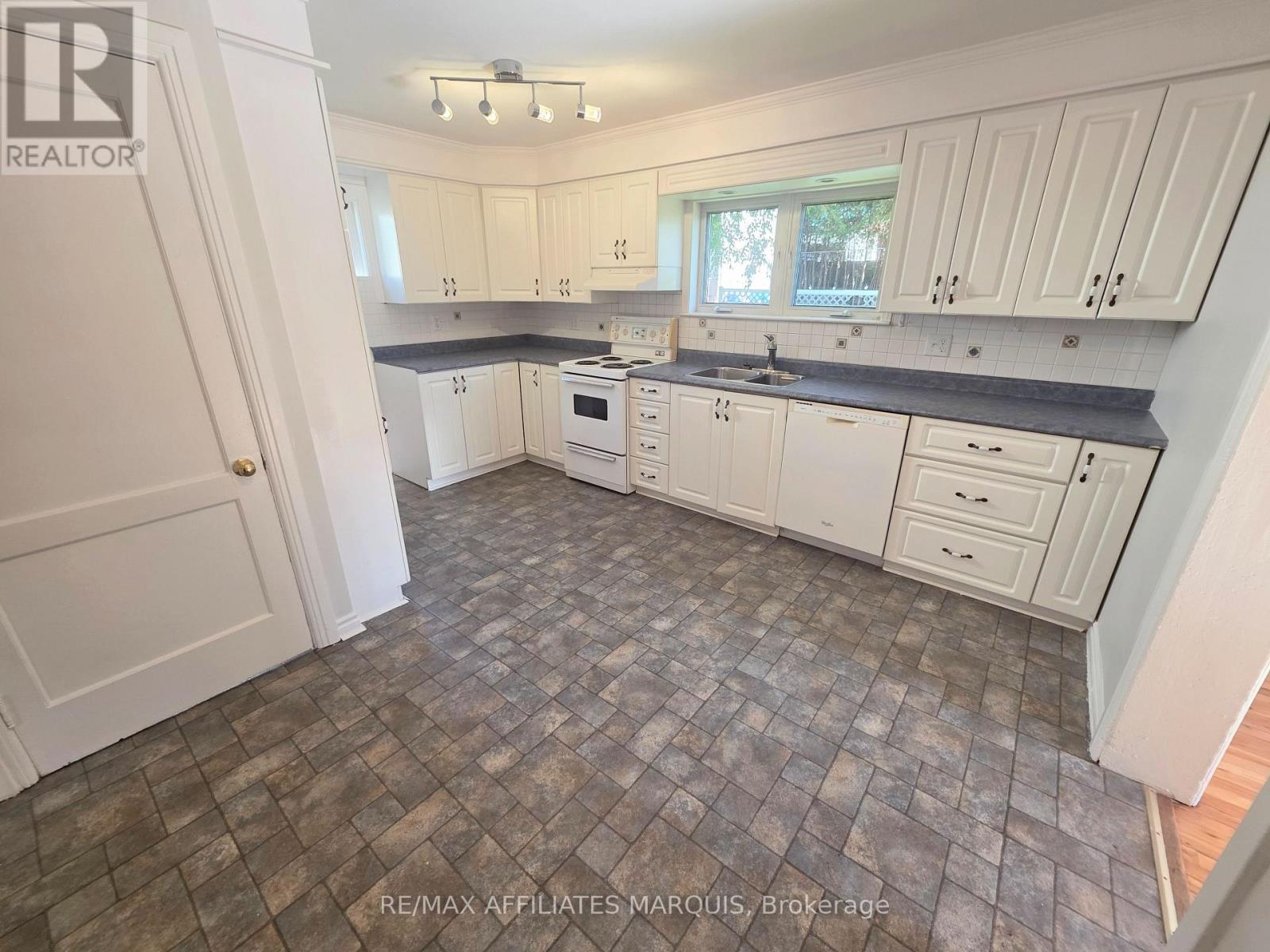 17 Maple Avenue N Property Photo 15