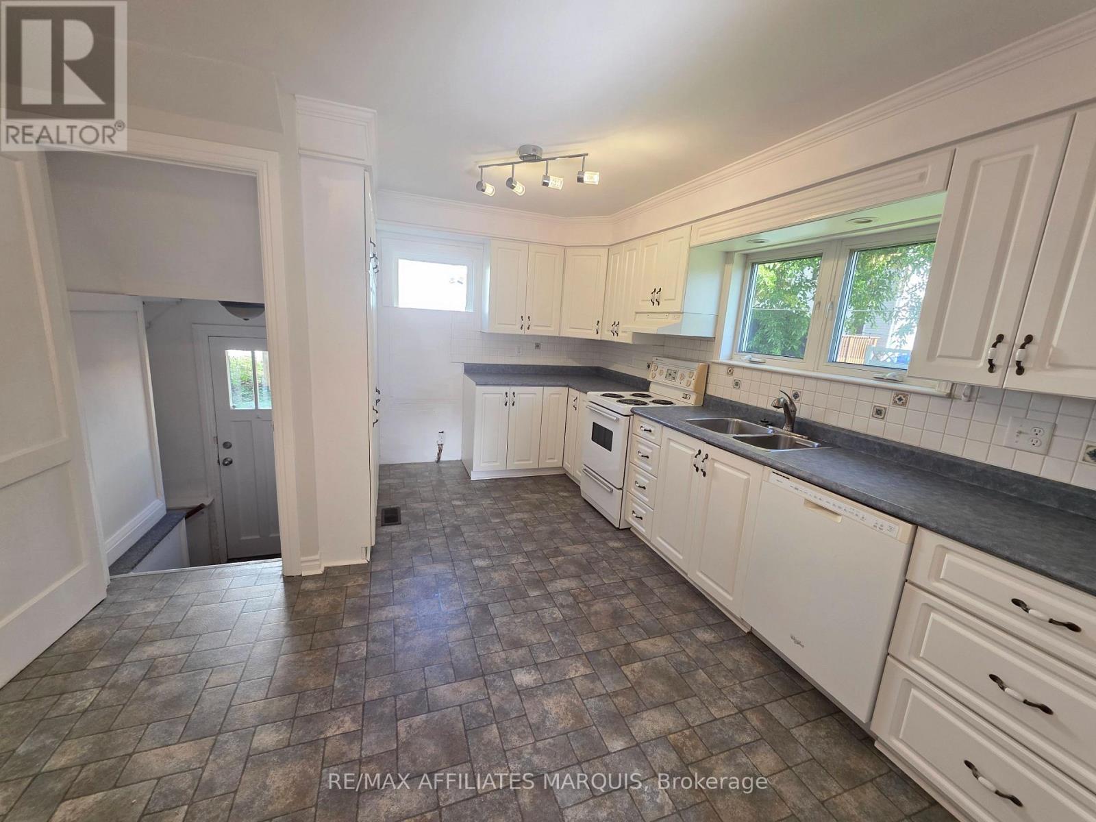 17 Maple Avenue N Property Photo 16