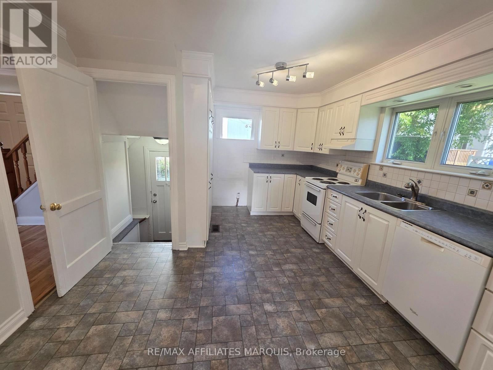17 Maple Avenue N Property Photo 17