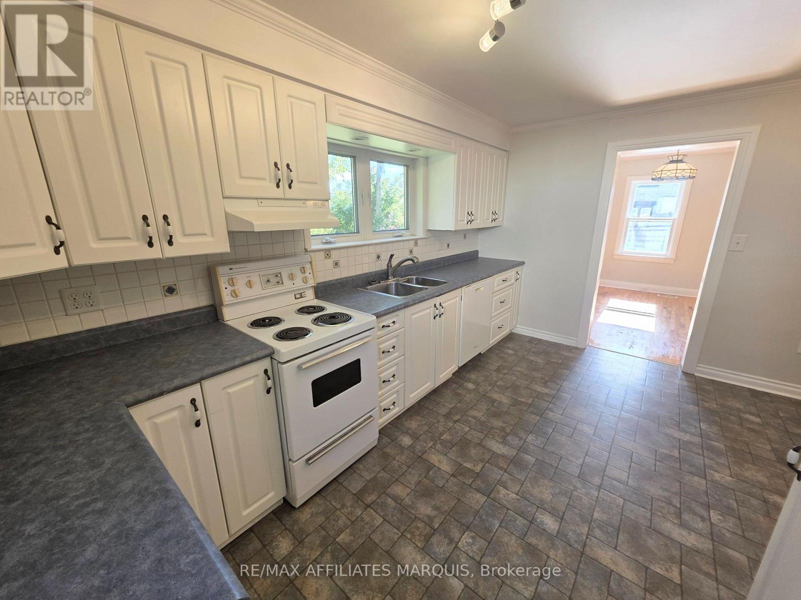 17 Maple Avenue N Property Photo 19