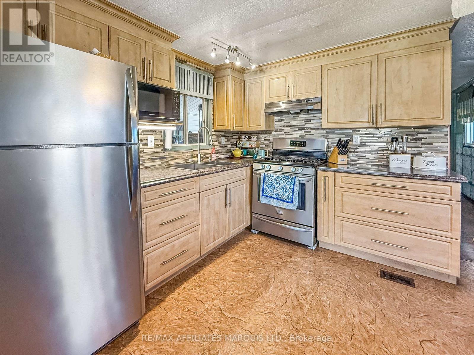 15 - 2155 Tollgate Road W Property Photo 9