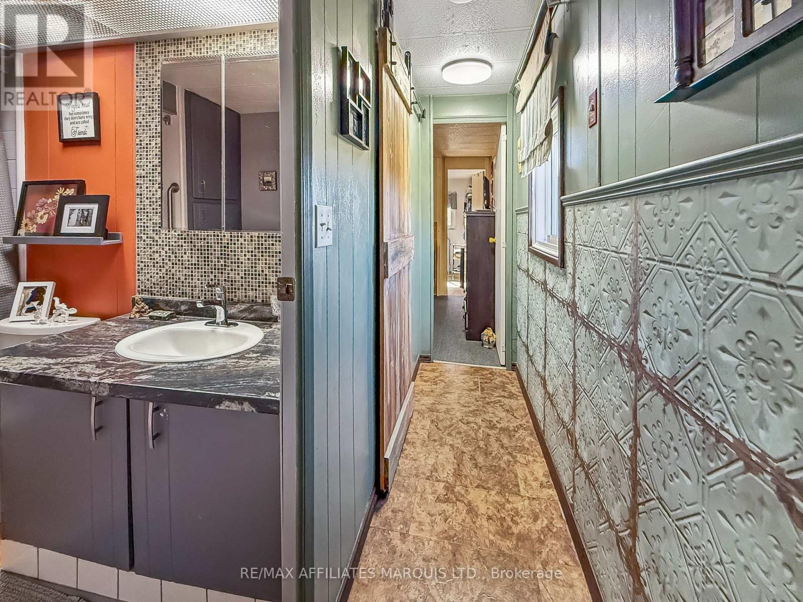 15 - 2155 Tollgate Road W Property Photo 11