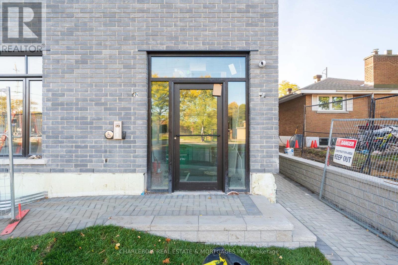 D - 830 St Laurent Boulevard Property Photo 2