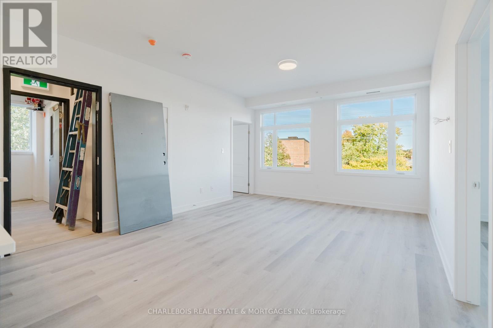 D - 830 St Laurent Boulevard Property Photo 5
