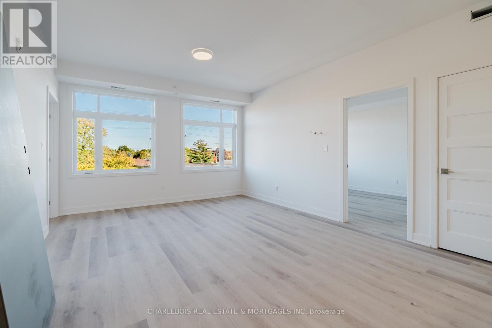 D - 830 St Laurent Boulevard Property Photo 6