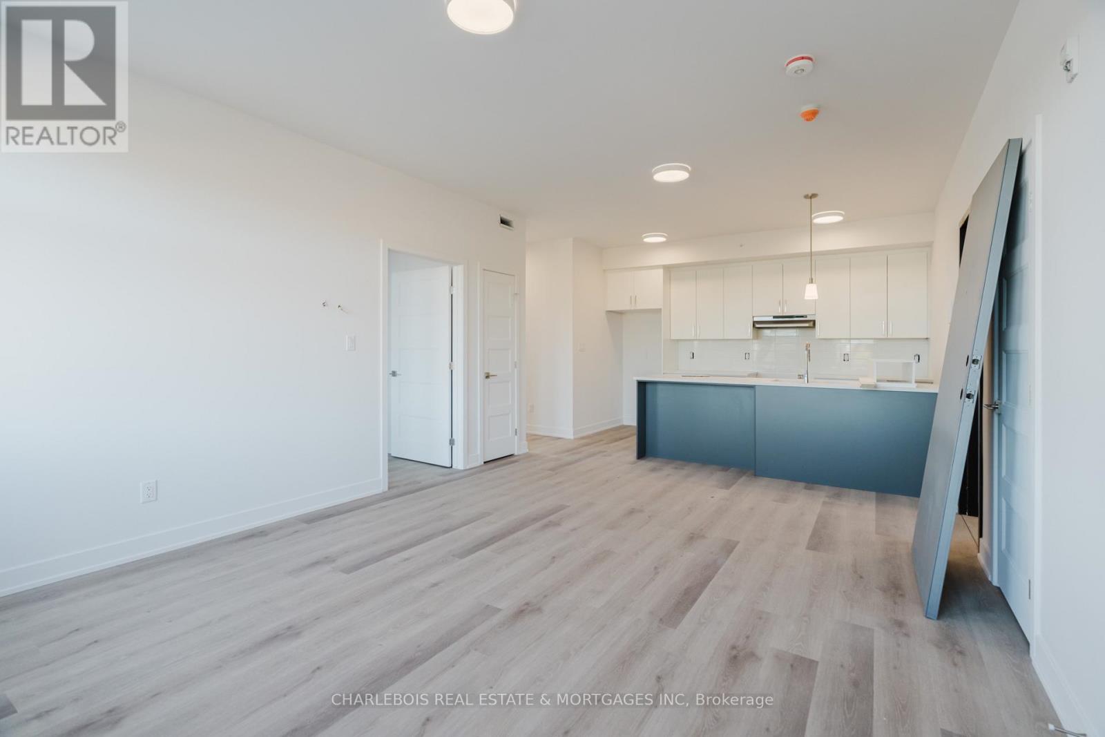 D - 830 St Laurent Boulevard Property Photo 7