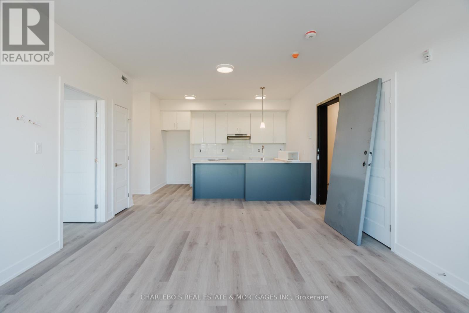 D - 830 St Laurent Boulevard Property Photo 8