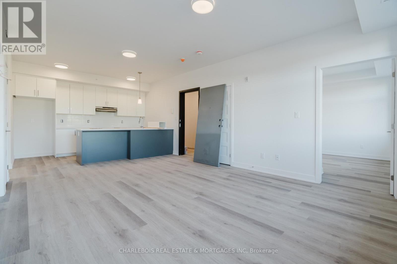 D - 830 St Laurent Boulevard Property Photo 9