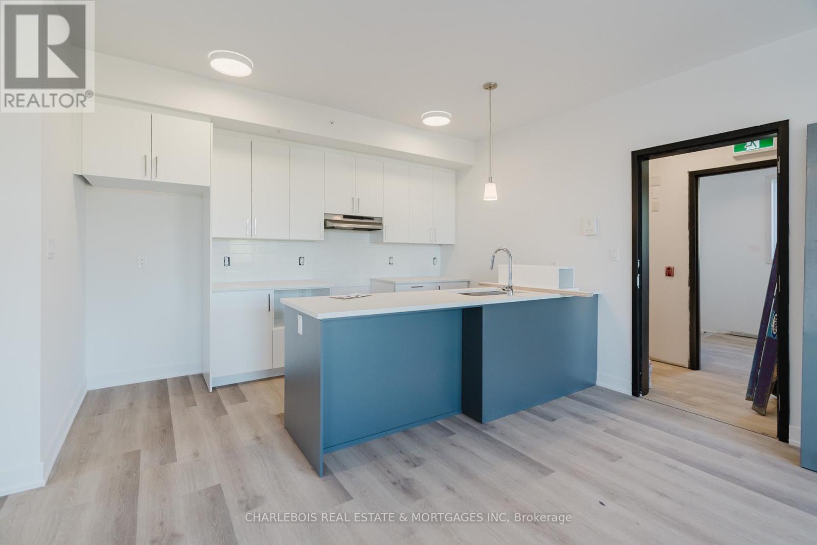 D - 830 St Laurent Boulevard Property Photo 10