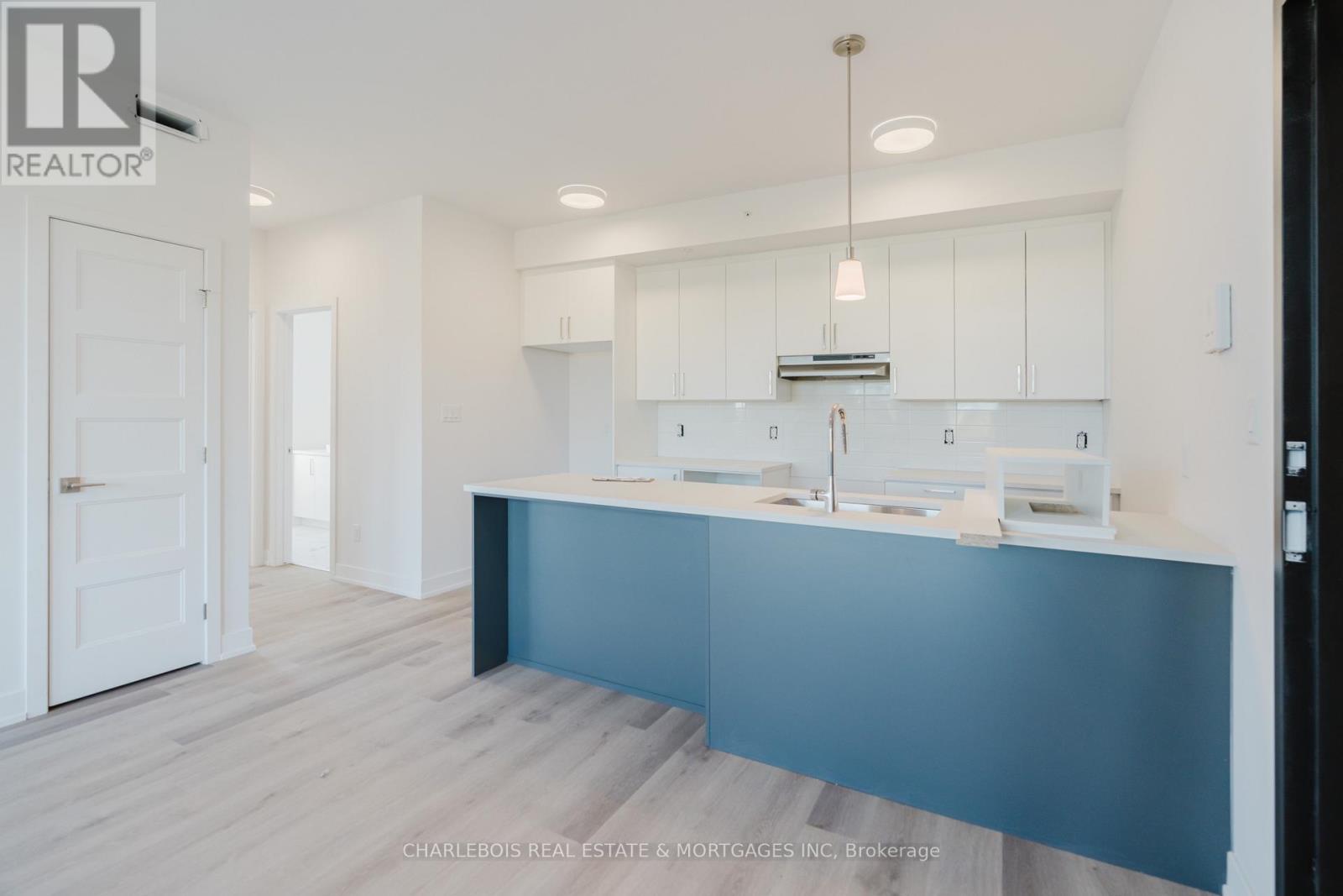 D - 830 St Laurent Boulevard Property Photo 12