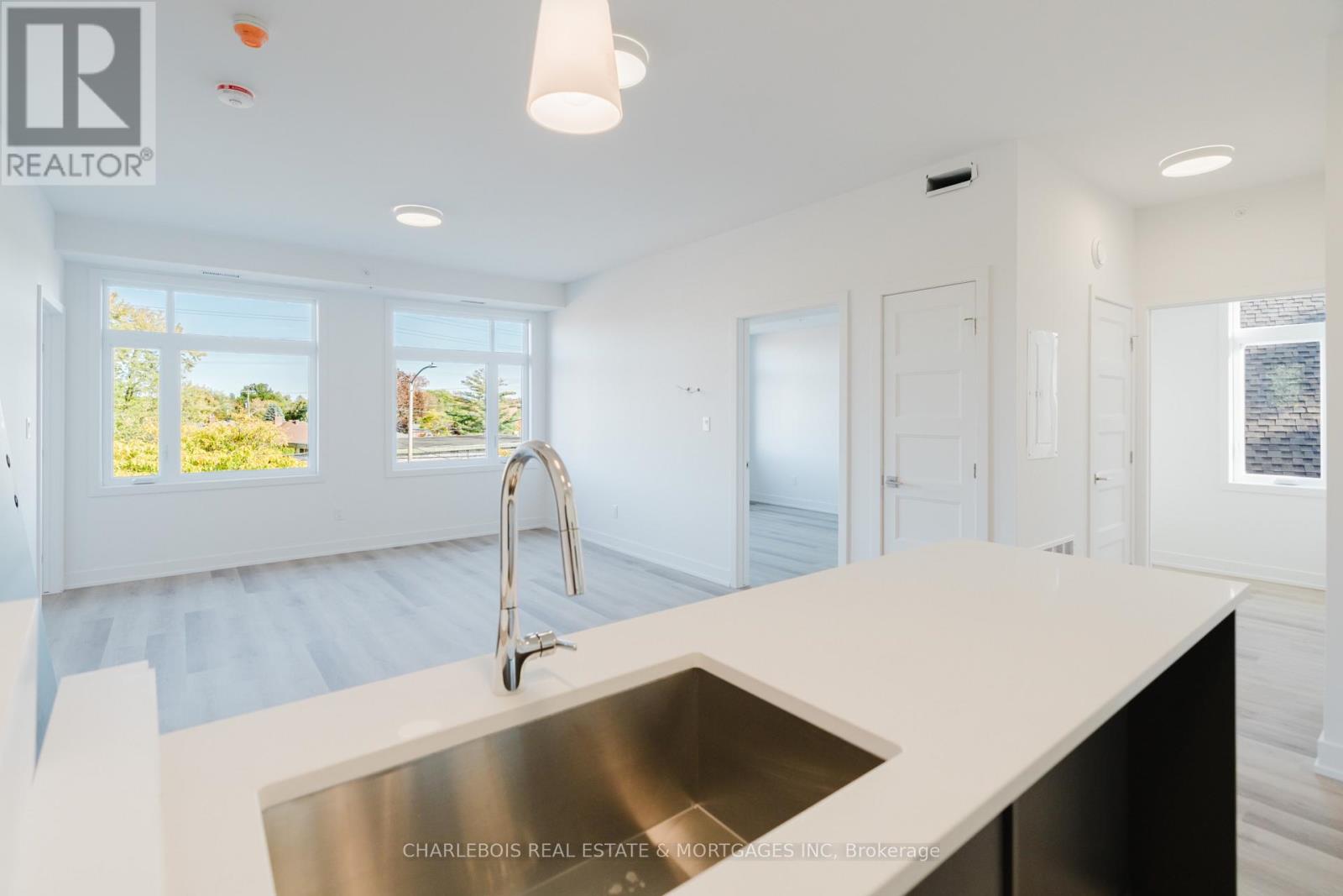 D - 830 St Laurent Boulevard Property Photo 13