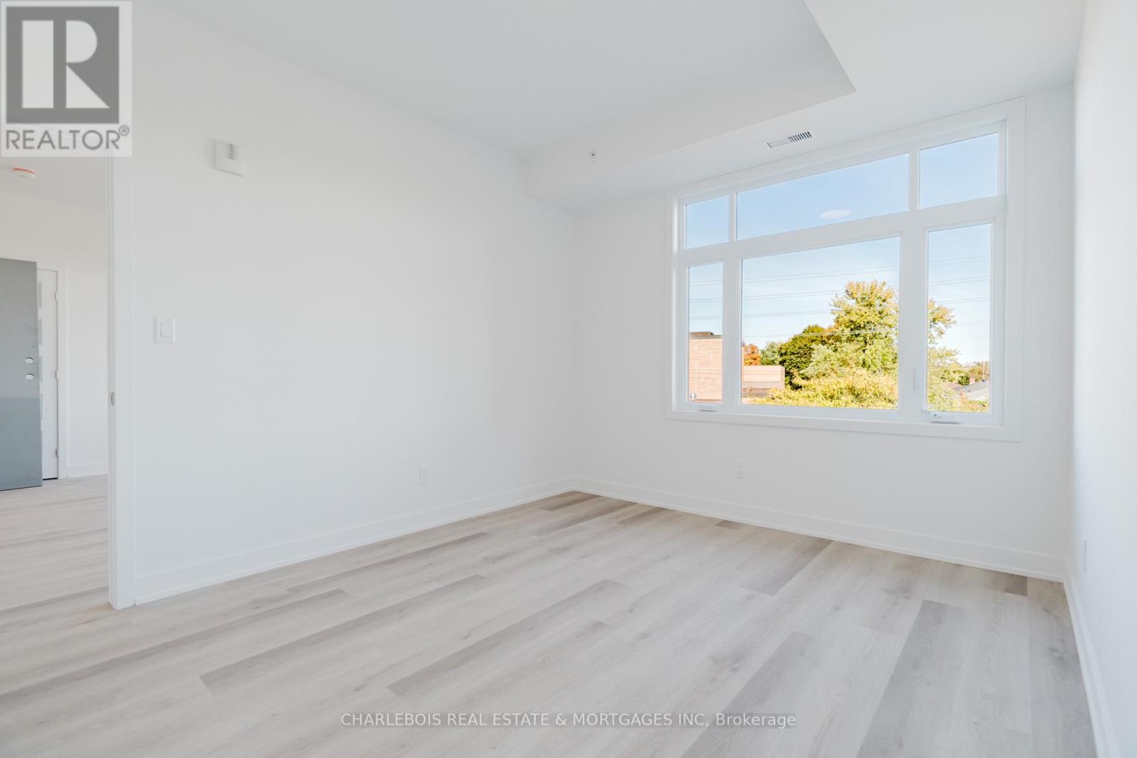 D - 830 St Laurent Boulevard Property Photo 14