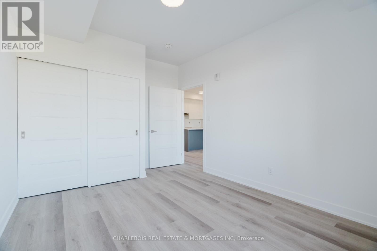 D - 830 St Laurent Boulevard Property Photo 15