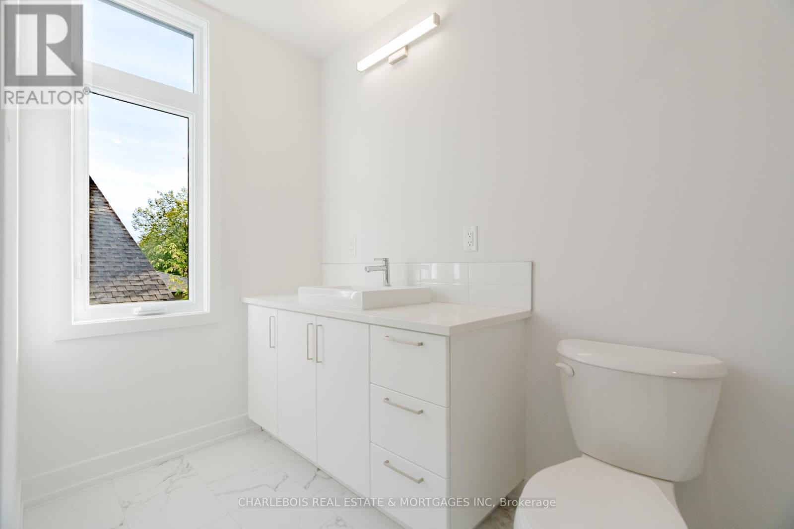D - 830 St Laurent Boulevard Property Photo 16