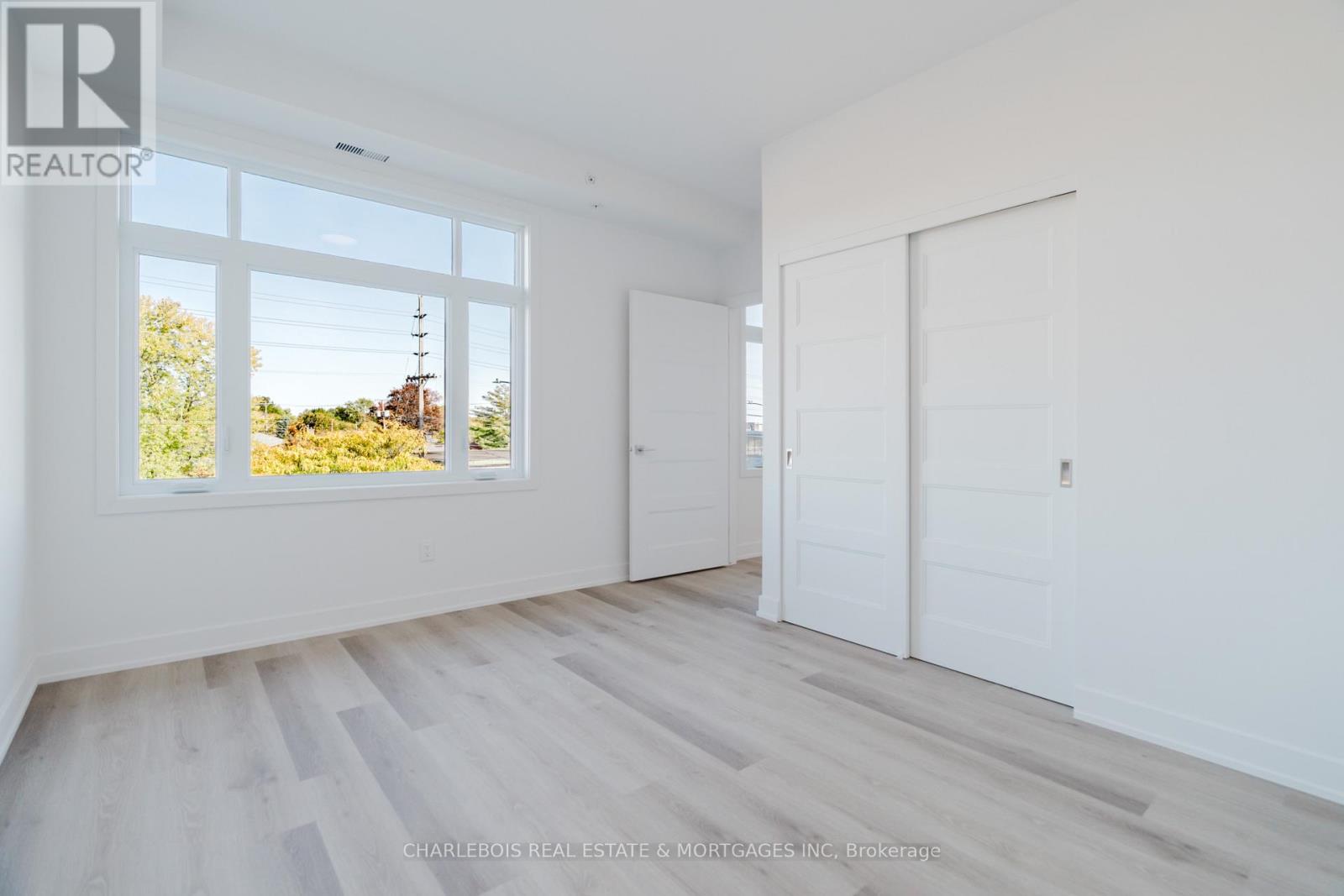 D - 830 St Laurent Boulevard Property Photo 18