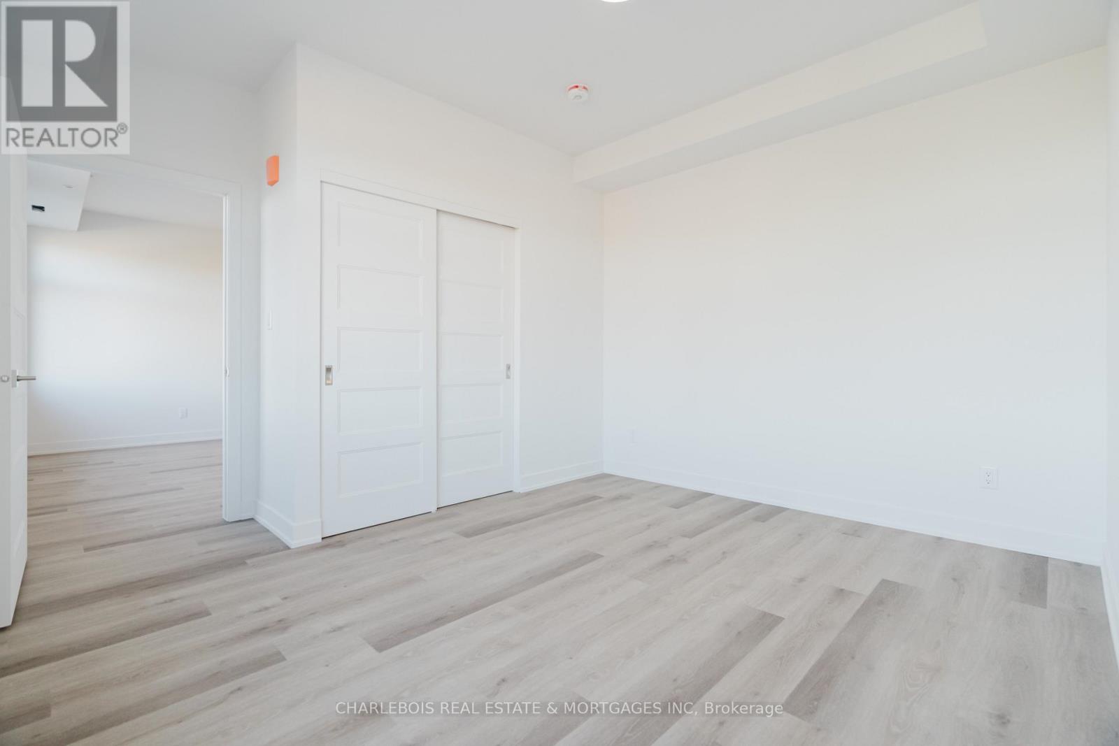 D - 830 St Laurent Boulevard Property Photo 19