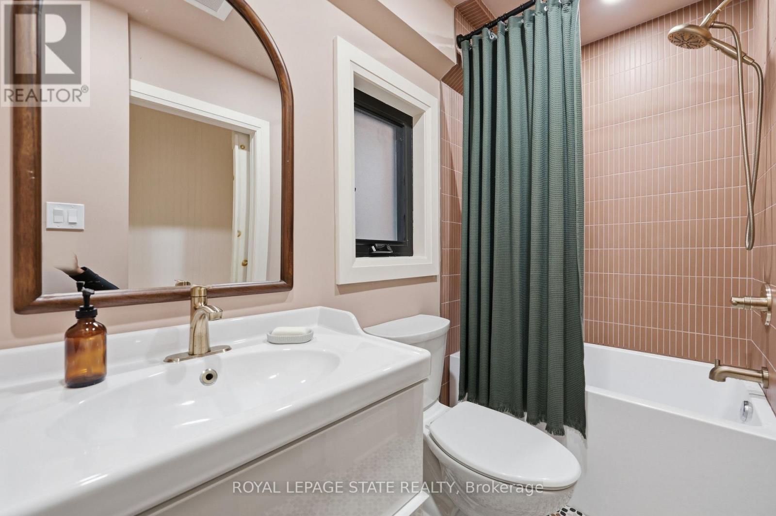 255 Ottawa Street S Property Photo 24