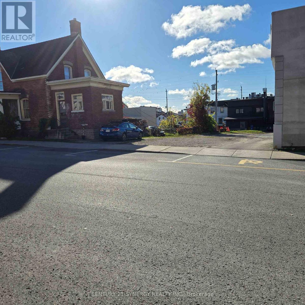 7 William Street E Property Photo 3