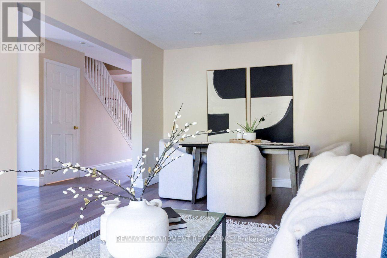 336 Jackson Street W Property Photo 9