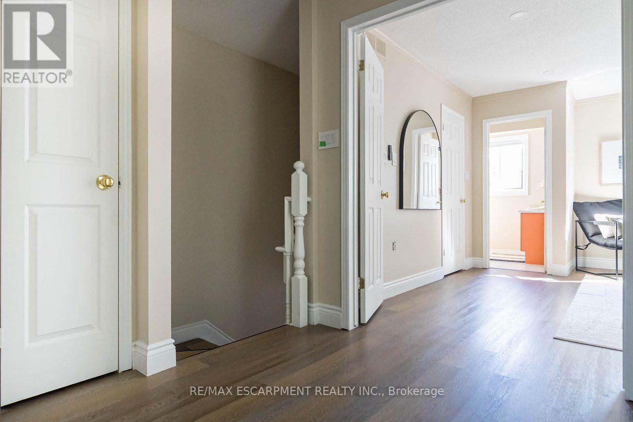 336 Jackson Street W Property Photo 18