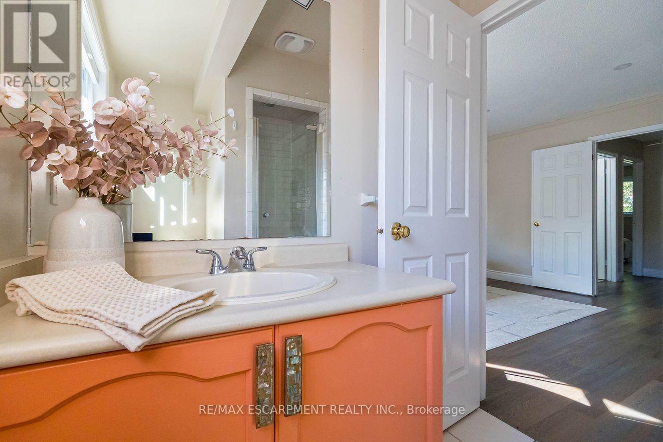 336 Jackson Street W Property Photo 25