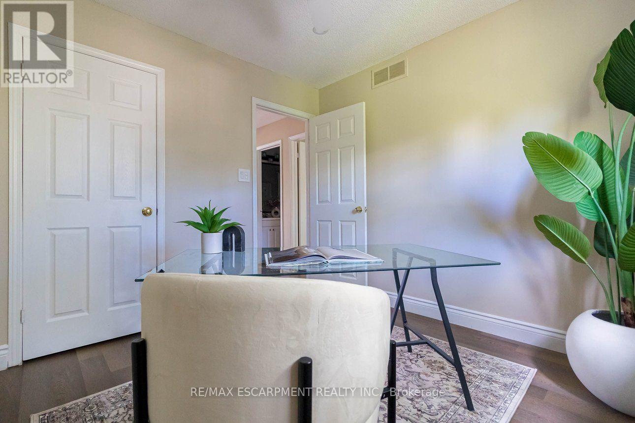 336 Jackson Street W Property Photo 36