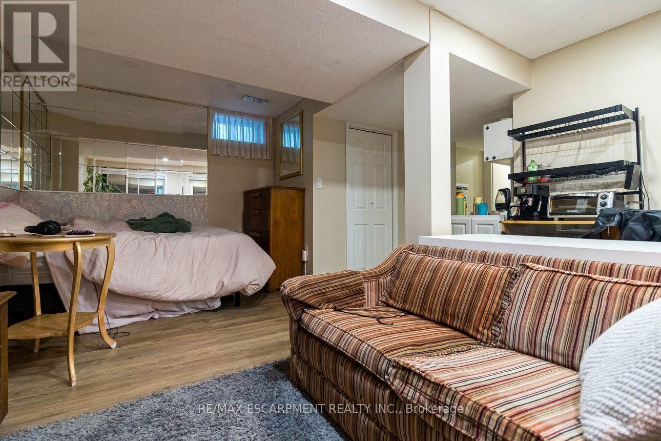 336 Jackson Street W Property Photo 38