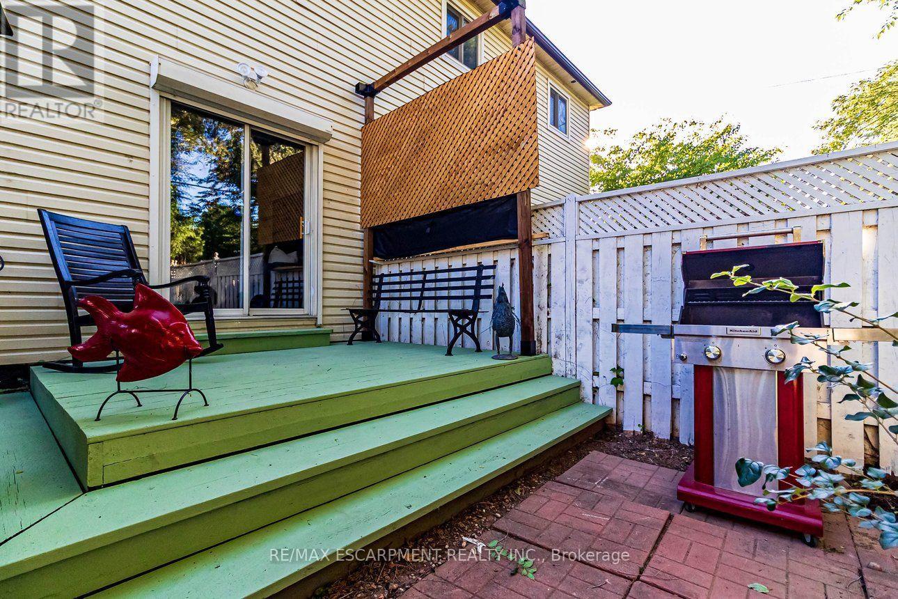 336 Jackson Street W Property Photo 46