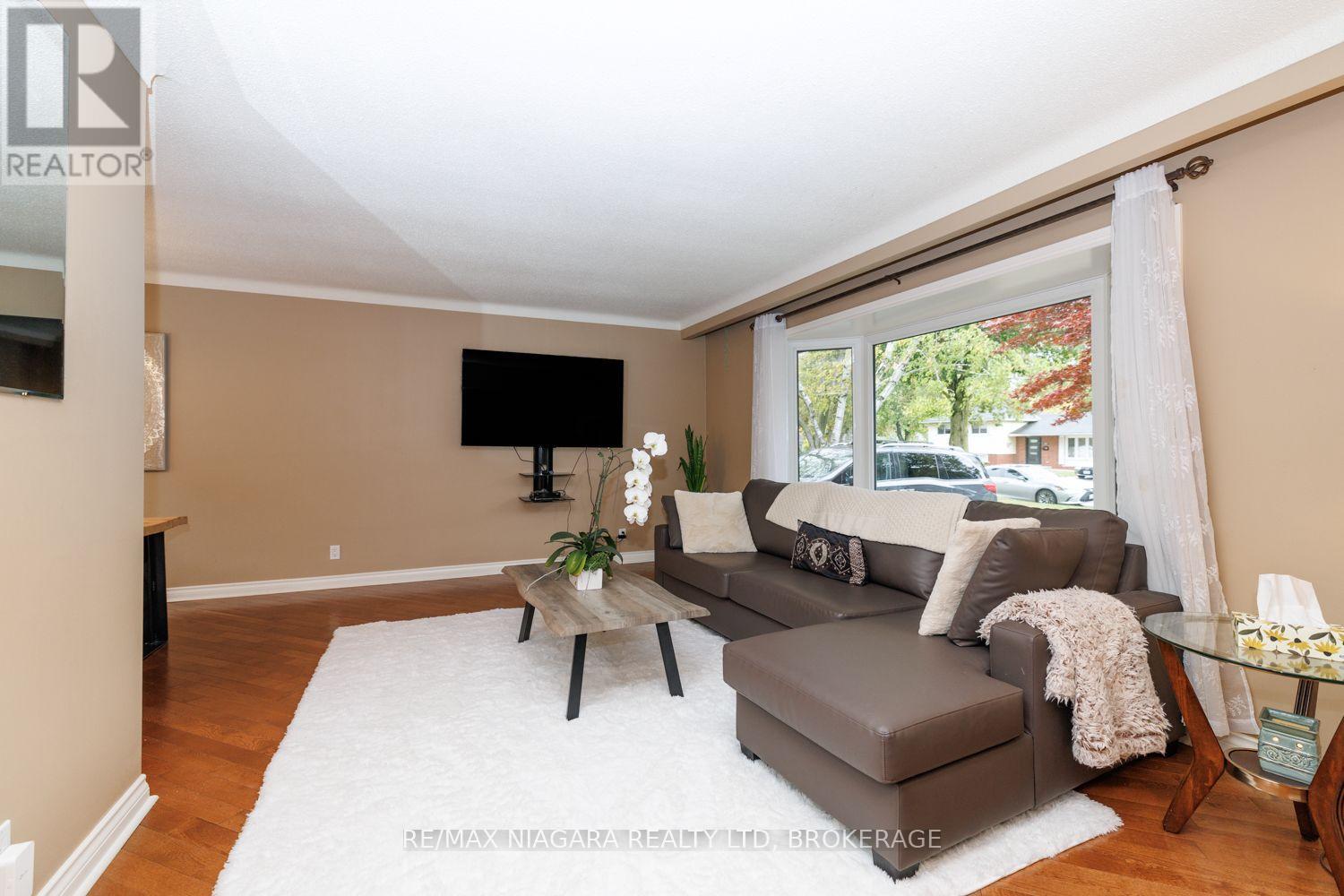 3360 Baker Crescent Property Photo 5