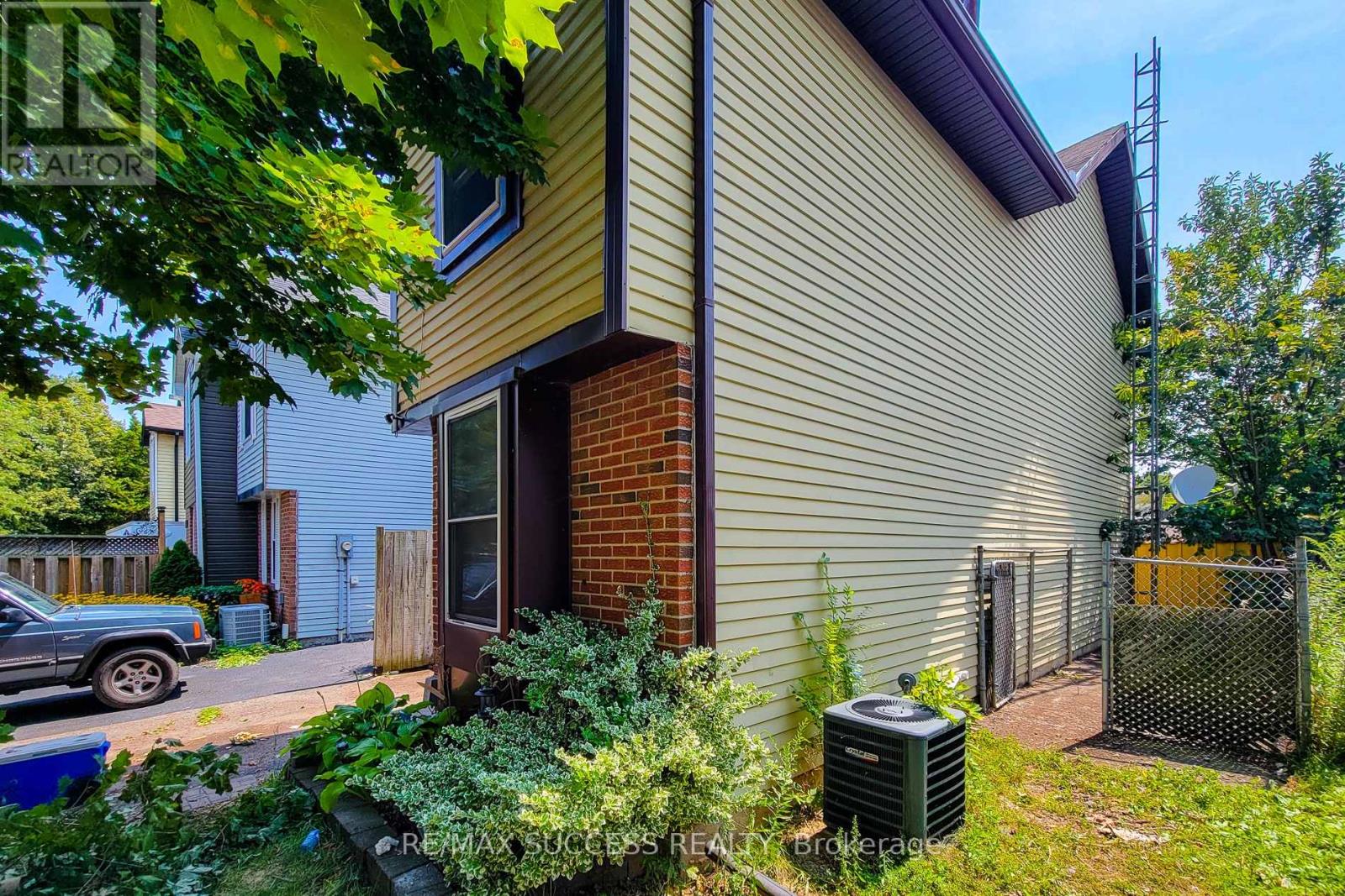 42 Enfield Crescent Property Photo 2