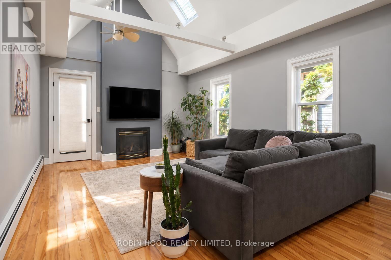 322 Lyon Street N Property Photo 7
