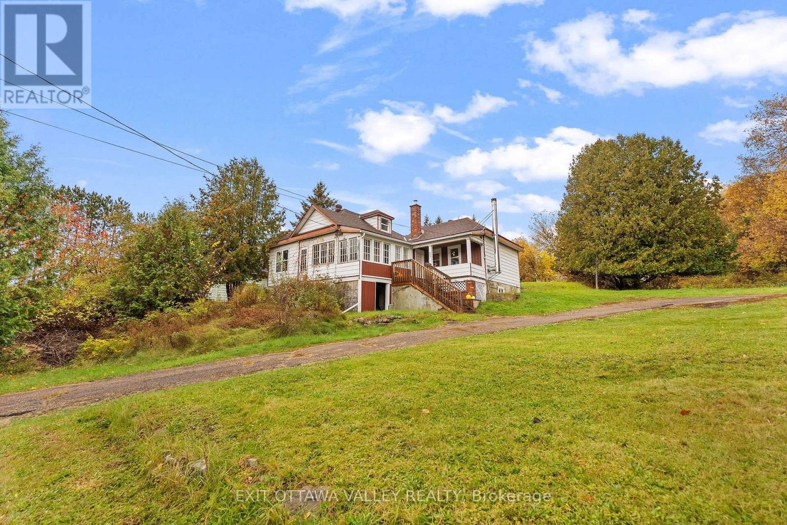 106 Bonnechere Street E Property Photo 1