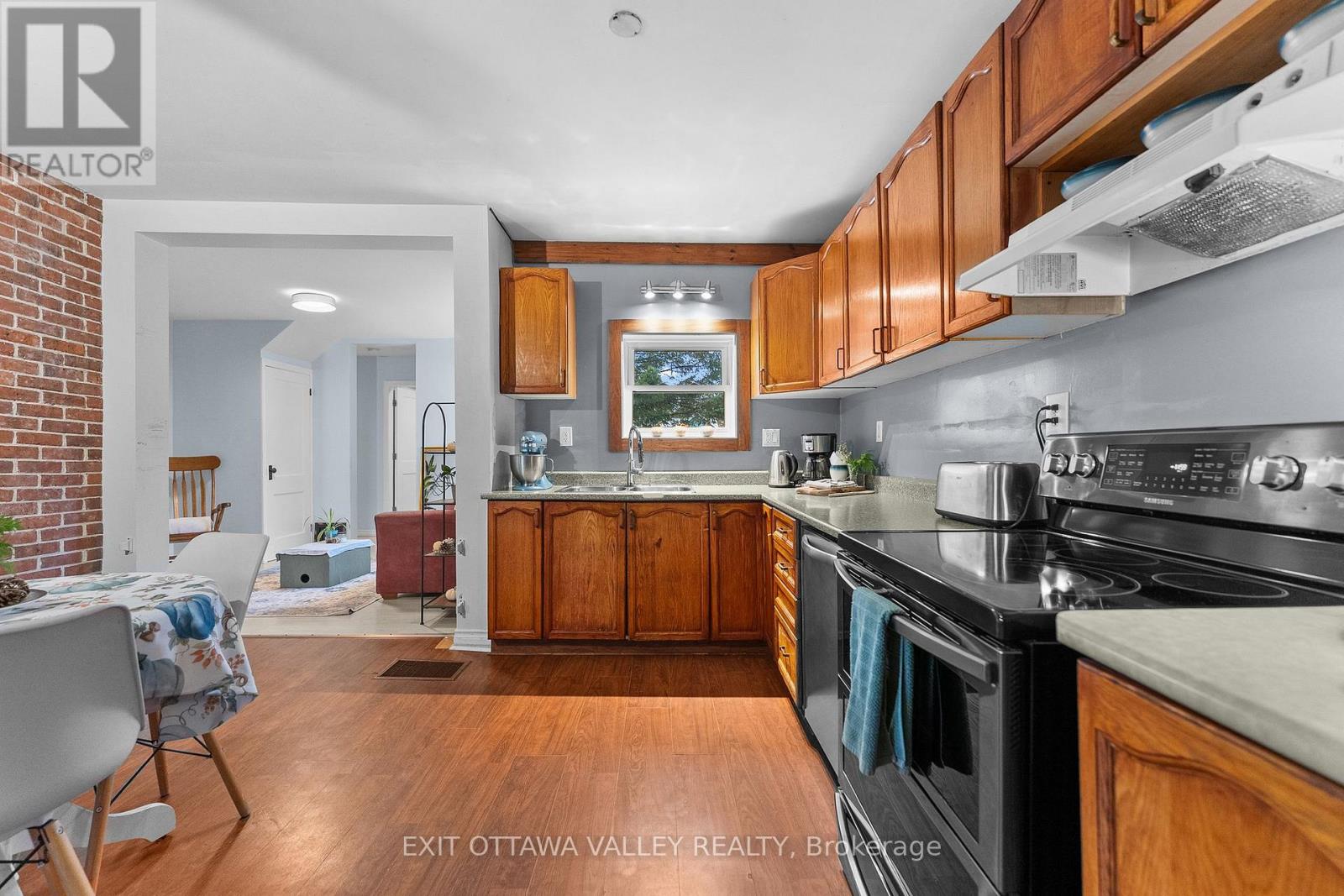 106 Bonnechere Street E Property Photo 3