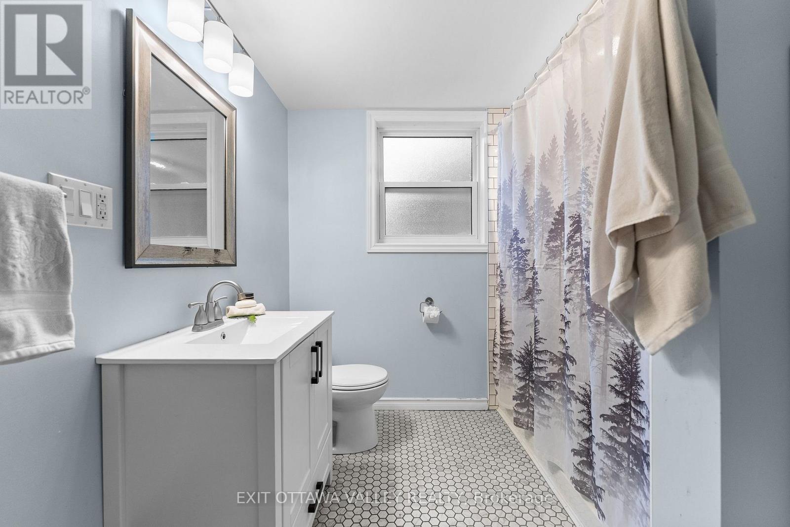 106 Bonnechere Street E Property Photo 10